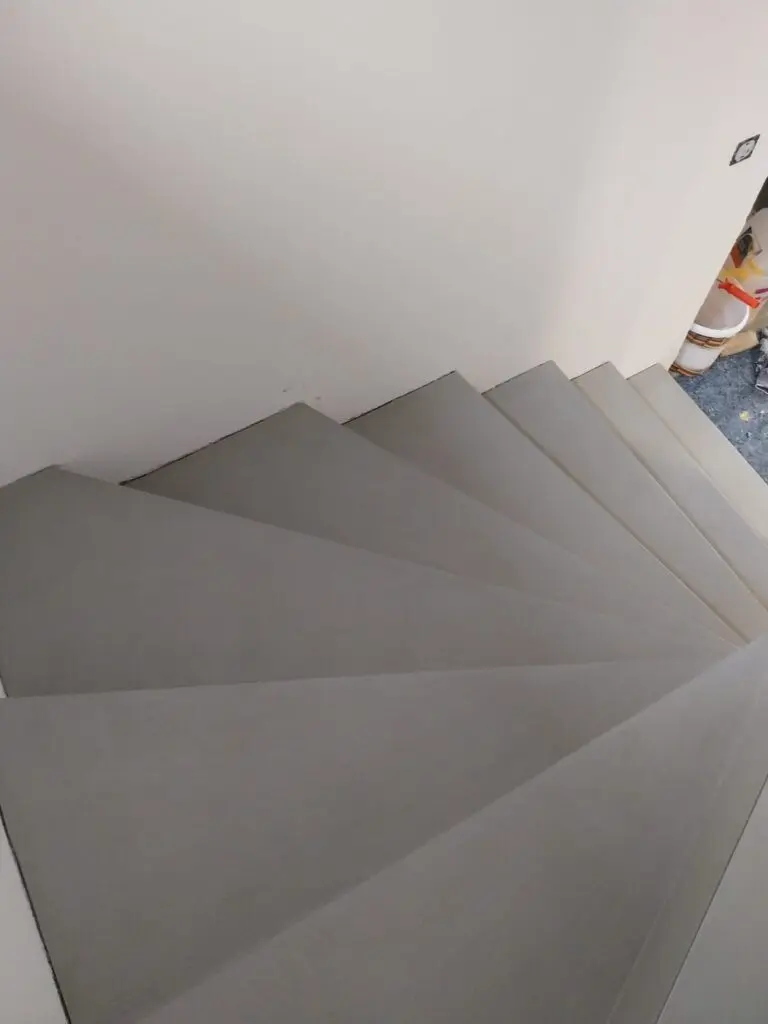 Gewendelte Treppe mit grauen fugenlos beschichteten Stufen von oben gesehen