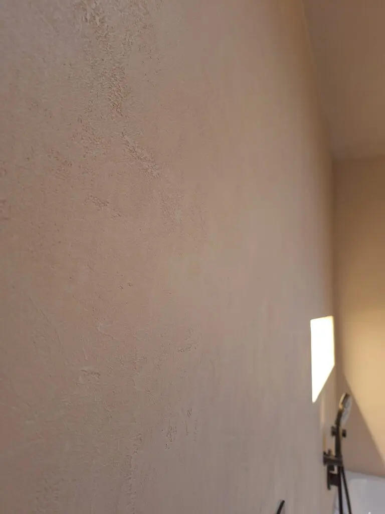 Nahaufnahme heller rosébeiger Spachtelwand mit leichter Struktur im Bad