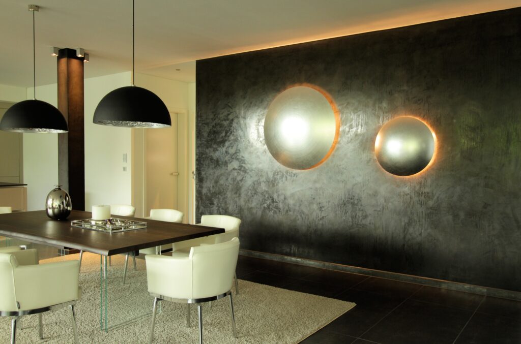 Ein stilvolles Wohnzimmer mit moderner Wandgestaltung und edlem STUCCORINO-Kalkputz von Einhornwerke.