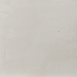 Eine glatte, cremefarbene Wand zeigt die elegante Textur vom feinen Kalkputz, ideal für kreative Wandgestaltungen. STUCCORINO 0,1 - Farbton: 1050