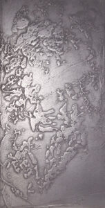 Kreative Wandgestaltung mit ATHOS-Aluminium und flüssigem Metall verleiht den Wänden im Wohnzimmer eine einzigartige Textur.