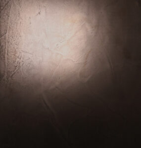 Eine Wand mit ATHOS-Bronze-2-x-gespachtelt zeigt eine raffinierte metallische Textur für kreative Wandgestaltung.