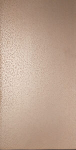 Die bronzefarbene Wand zeigt eine glatte Streichputz-Oberfläche, ideal für kreative Wohnzimmer-Wandgestaltung.