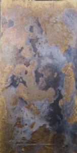 Eine kunstvoll gestaltete Wand mit Patina-Effekten zeigt die kreative Liquid-Metall-Technik von Einhornwerke.