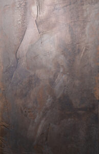 Die Wand zeigt eine kunstvolle ATHOS-Rosegold-Patina mit metallischem Glanz, ideal für kreative Wandgestaltung im Wohnzimmer.