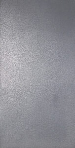 Die Wandgestaltung zeigt eine silbrig glänzende Metallisierung, ideal für modernes Wohnzimmerdesign von Einhornwerke.