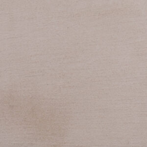 Eine beige Wand zeigt die feine Struktur von HERKLULES-0280 Streichputz, ideal für kreative Wandgestaltung im Wohnzimmer.