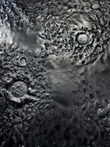 Die Textur zeigt eine kreative Wandgestaltung mit Echtmetall-Spachteltechnik, ideal für stilvolle Wohnzimmer von Einhornwerke.