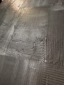 Eine detailreiche Metallstruktur verleiht der Wandgestaltung im Wohnzimmer einen modernen und edlen Look. Rezept: Unikat