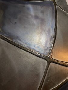 Eine detailreiche Wandgestaltung zeigt metallische Strukturen in edlen Farbtönen, ideal für modernes Wohnzimmerdesign. Rezept: Unikat