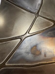 Eine kunstvolle Wandgestaltung mit metallischem Spachtel zeigt eindrucksvolle Strukturen und schimmernde Oberflächen. Rezept: Unikat