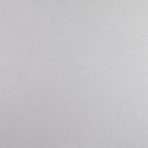 Eine glatte, weiße Wand im Wohnzimmer zeigt stilvolle Kalkputz-Wandgestaltung von Einhornwerke.