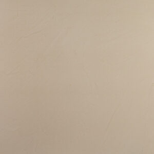 Eine glatte, beige Wand zeigt den eleganten MARMOREA-Kalkputz für kreative Wandgestaltung im Wohnzimmer.