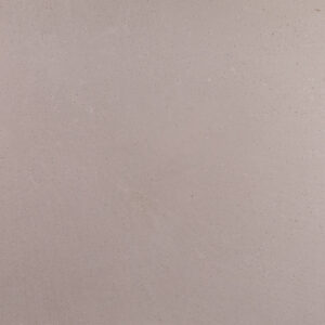 Eine glatte, stilvolle Wand im Wohnzimmer ist mit hochwertigem MARMOREA Kalkputz von Einhornwerke gestaltet.