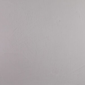 Eine glatte, minimalistische Wand mit MARMOREA-712 Kalkputz verleiht dem Wohnzimmer eine elegante Wandgestaltung.