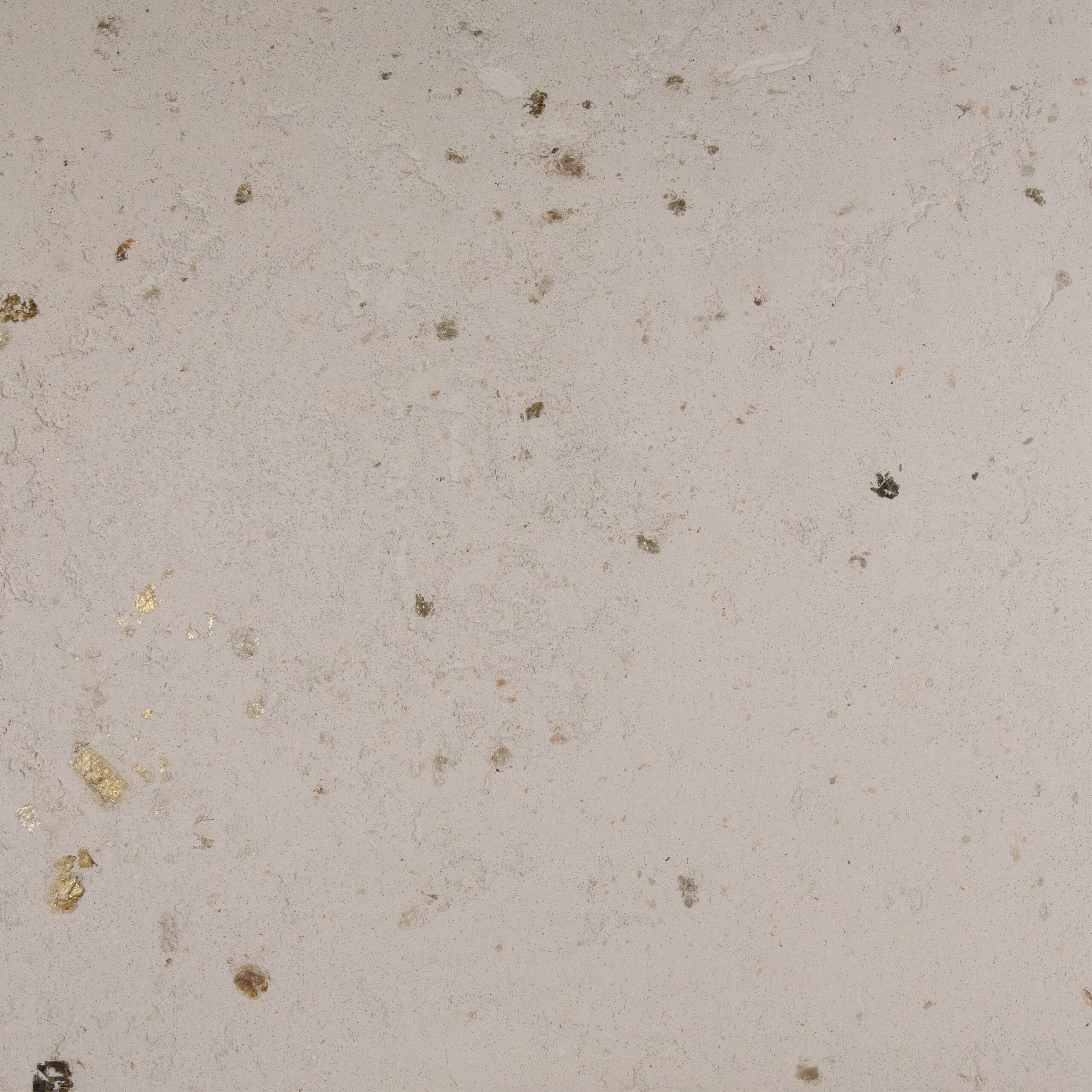 Eine Wandfläche zeigt feine Details von Marmorputz, ideal für stilvolle Wandgestaltung im Wohnzimmer.