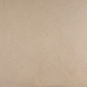 Die glatte, beige Wand zeigt die feine Textur des Marmorputzes und verleiht dem Raum eine elegante Wandgestaltung.