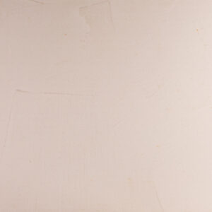 Eine glatte, cremefarbene Wand zeigt die elegante Textur von Marmorputz, ideal für kreative Wandgestaltung im Wohnzimmer.