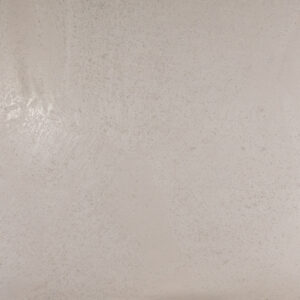 Eine cremefarbene Wand zeigt eine glatte, stilvolle Kalkputzstruktur von Einhornwerke für kreative Wandgestaltung im Wohnzimmer.