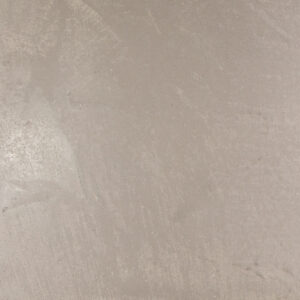 Eine glatte, beige Wandfläche zeigt den eleganten Marmorputz für kreative Wandgestaltung im Wohnzimmer.