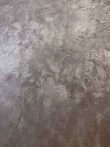 Eine detailreiche MONROE-Wandbeschichtung mit metallischem Glanz verleiht dem Wohnzimmer eine elegante Wandgestaltung.