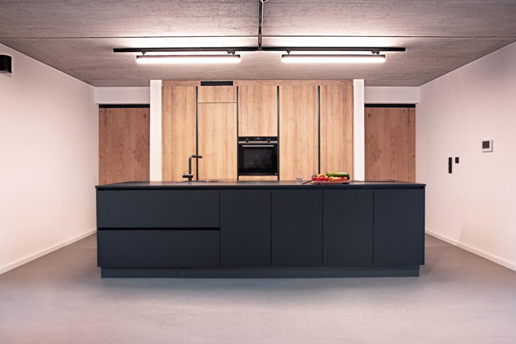 In einer modernen Küche mit eleganten Holzfronten und Spachtelboden wird stilvolle Wandgestaltung präsentiert.