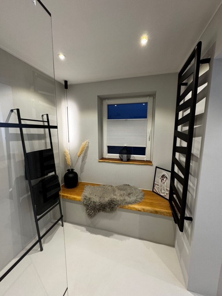 Ein modernes Badezimmer mit fugenlosem Microzement-Boden und eleganter Wandgestaltung bietet eine stilvolle Alternative zu Fliesen.