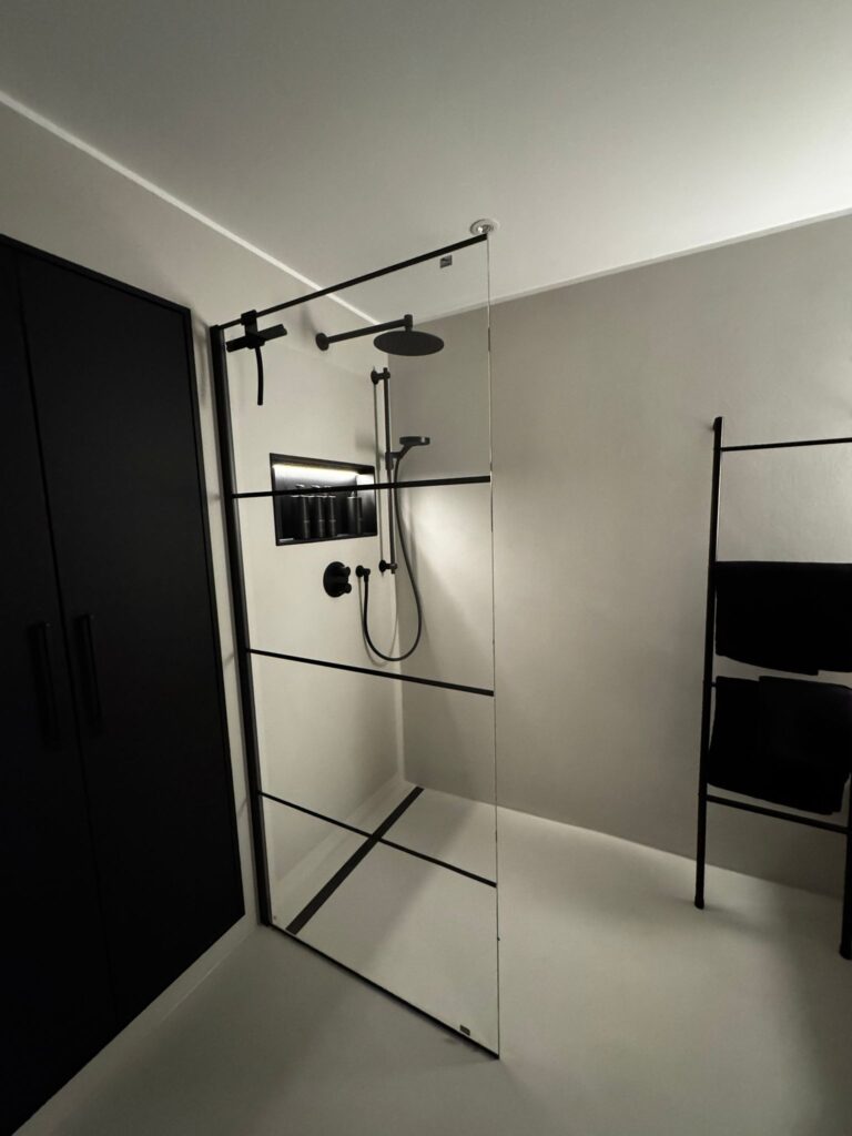 Ein modernes Badezimmer mit fugenlosem Microzement und eleganter Wandgestaltung sorgt für ein stilvolles Ambiente.