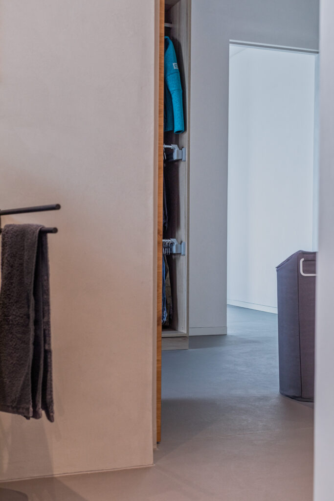Ein stilvolles Wohnzimmer zeigt eine kreative Wandgestaltung mit glattem Spachtelboden und eleganter Farbgebung.