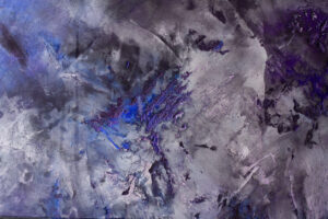 Abstrakte Wandgestaltung mit STUCCORINO®-Effekt in Amethyst und Blau, ideal für kreative Wohnzimmerakzente von Einhorn Werke.