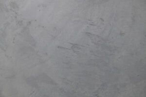 Die Oberfläche zeigt die elegante Textur des STUCCORINO Classic Kalkputzes für kreative Wandgestaltung im Treppenhaus.