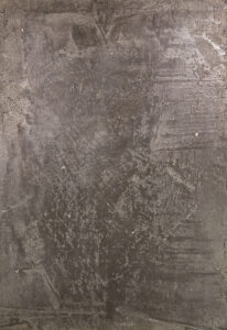 Die Wand zeigt eine stilvolle Oberfläche mit STUCCORINO-Effekt in Weißgold, ideal für kreative Wandgestaltung im Wohnzimmer.