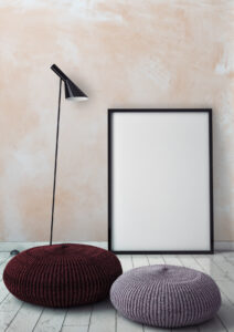 Ein stilvolles Wohnzimmer zeigt eine kreative Wandgestaltung mit der Oberflaeche-STUCCORINO.