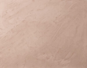 Eine elegante, sandfarbene Wand mit Oberflächenstruktur zeigt den hochwertigen Kalkputz STUCCORINO.
