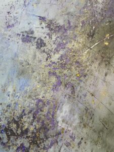 Abstrakte Wandgestaltung in Lila und Gold zeigt die kreative Anwendung von Kalkputz für schöne Wände im Wohnzimmer.