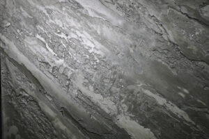 Die Wand zeigt eine strukturierte Oberfläche in Grau mit STUCCORINO®-Vertico-Farbton, ideal für kreative Wandgestaltung.