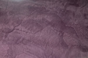 Die fertige Fläche zeigt eine kreative Wandgestaltung mit VENEZIANO-Dolce Streichputz in einem eleganten Wohnzimmer.