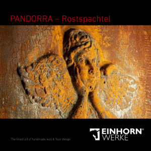 Eine kunstvolle Rostspachtel-Wandgestaltung von Einhornwerke zeigt ein detailreiches Relief eines nachdenklichen Engels.