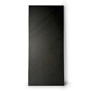 Eine elegante, schwarze Wandgestaltung mit glatter Oberfläche, ideal für moderne Wohnzimmer und kreative Wandgestaltung.