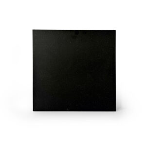 Eine minimalistische schwarze Wandplatte von Einhornwerke, ideal für moderne Wandgestaltung im Wohnzimmer.