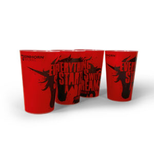 Vier rote Becher mit Einhornwerke-Logo und Schriftzug "Everything Starts with a Dream" stehen nebeneinander.
