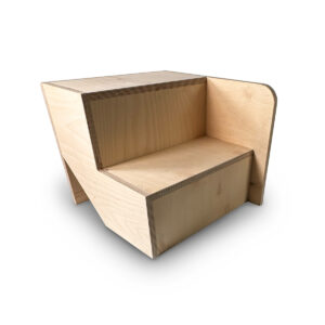 Ein moderner Holzstuhl mit klaren Linien und minimalistischer Form ergänzt die kreative Wandgestaltung im Wohnzimmer.