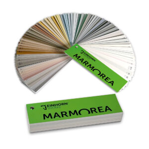 Ein Fächer aus Farbmusterkarten von Einhornwerke zeigt eine Vielfalt an Farben für kreative Wandgestaltung mit Streichputz.