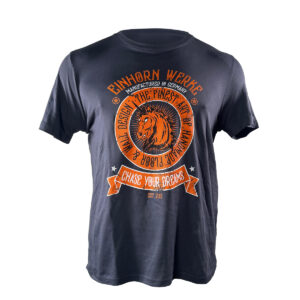 Ein dunkelblaues T-Shirt mit orangefarbenem Einhornwerke-Design und dem Slogan "Chase Your Dreams" ist abgebildet.