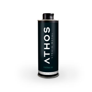 Eine elegante Dose ATHOS Liquid Metal von Einhornwerke steht aufrecht vor einem neutralen Hintergrund.