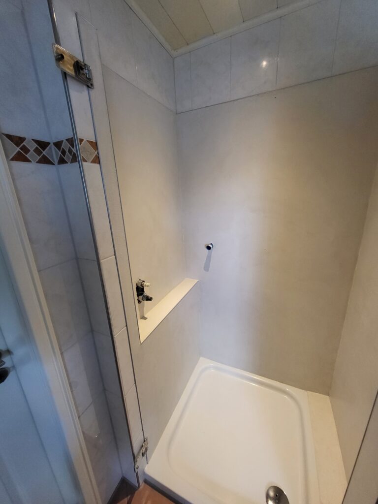 Eine elegante Badezimmerwand mit moderner Streichputztechnik von Einhornwerke verleiht dem Raum ein stilvolles Ambiente.