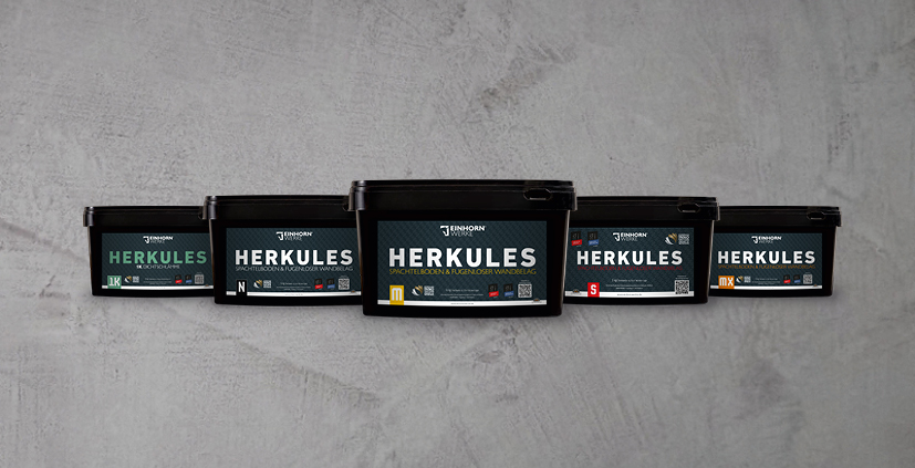 Fünf HERKULES-Produkte von Einhornwerke stehen stilvoll vor einer Betonoptik-Wand, ideal für kreative Wandgestaltung.