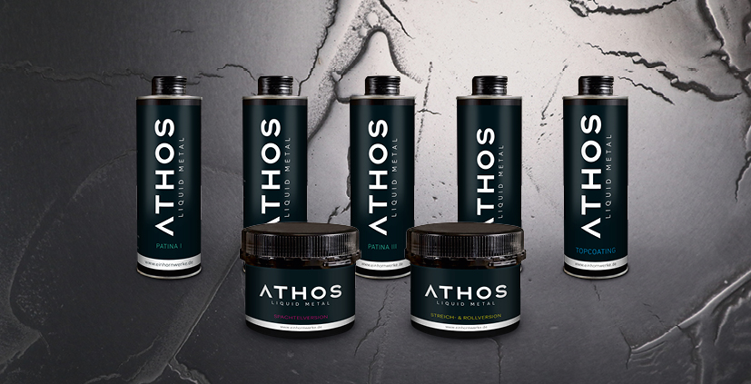 Die Abbildung zeigt ATHOS-Produkte von Einhornwerke vor einer kunstvollen Wandgestaltung mit Betonoptik.