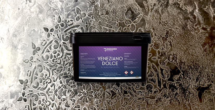 Eine kunstvolle Wandgestaltung mit blumigem Muster präsentiert den Glanzspachtel Veneziano Dolce von Einhornwerke.