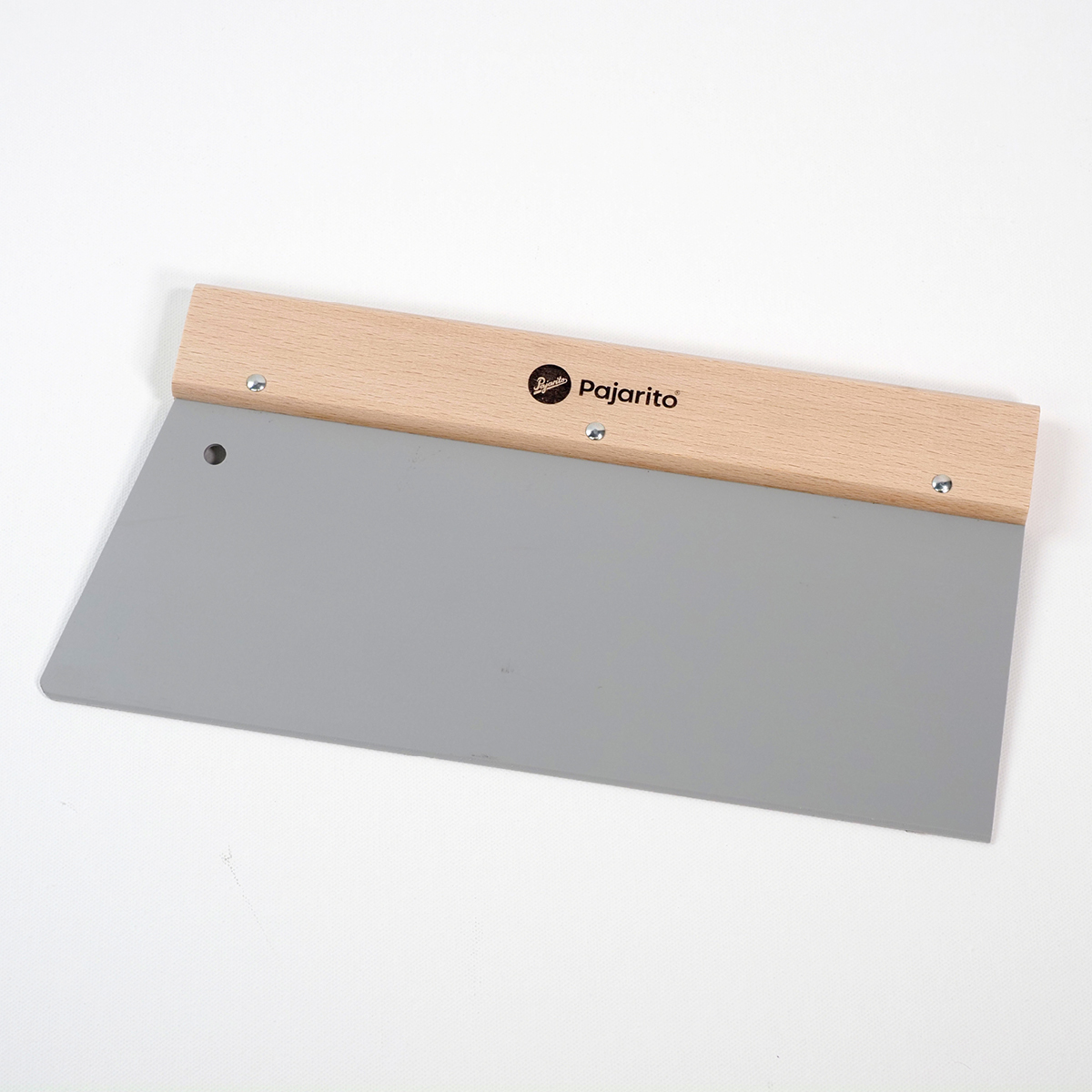Ein grauer Spachtel mit Holzgriff, ideal für kreative Wandgestaltung mit Betonfolien-Spachtel von Einhornwerke.